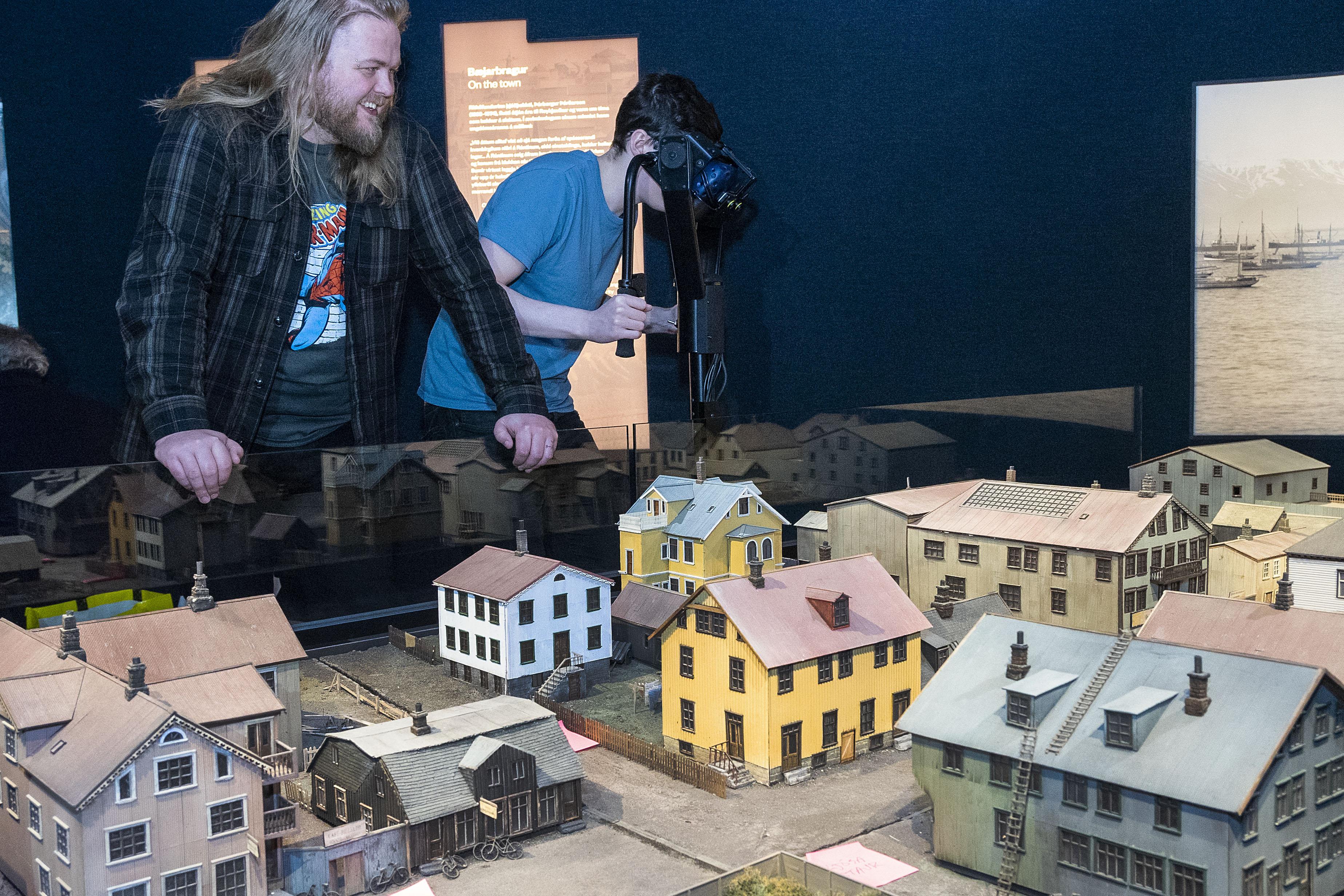 Starfsmenn Gagarín vinna við stafræna framsetningu á líkani af Reykjavíkurborg frá 1906