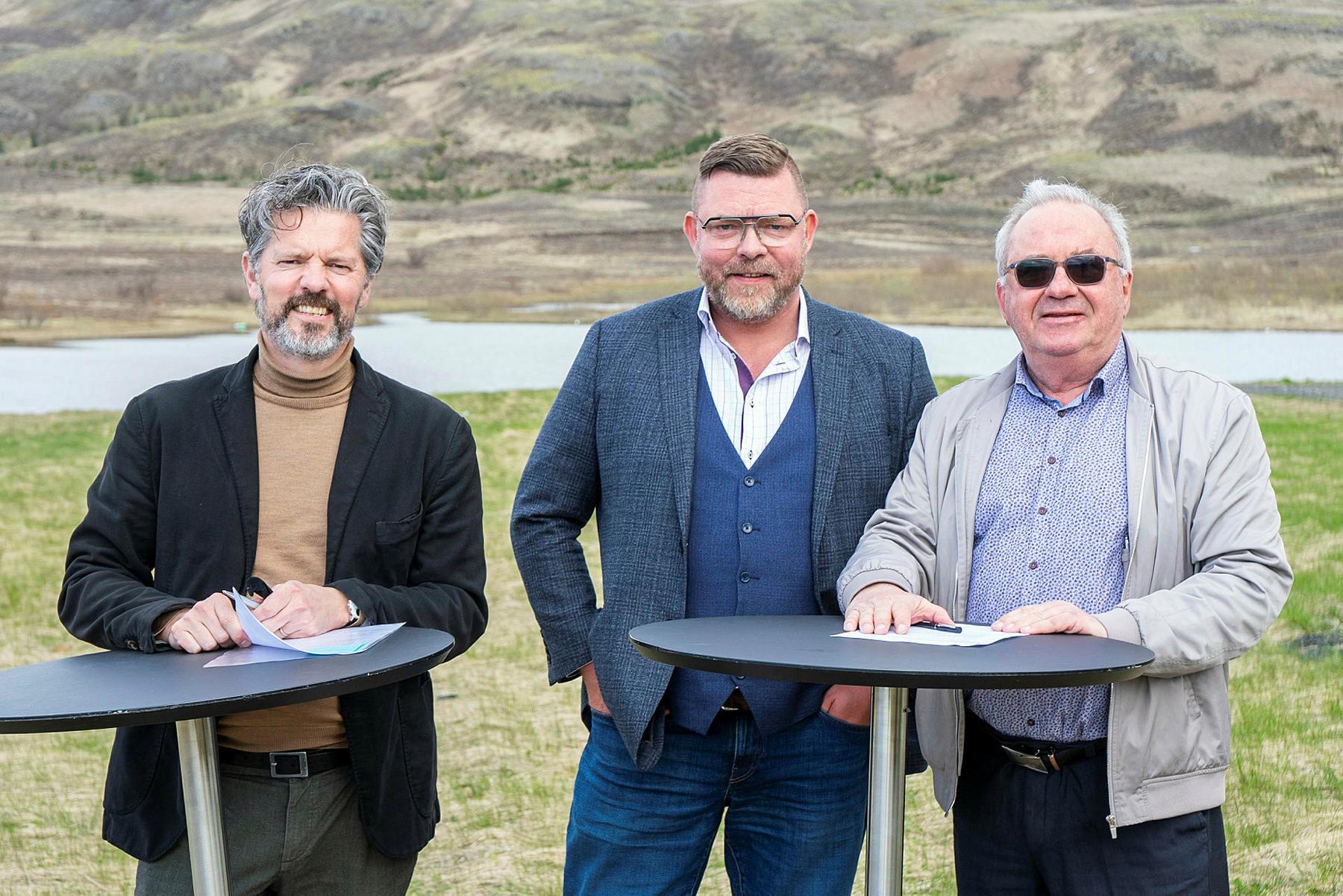 Dagur B. Eggertsson, borgarstjóri, Sverrir Hermann Pálmarson og Leifur Steinn Elísson skrifa undir samning borgarinnar og Leigufélags aldraðra um byggingu íbúða við Leirtjörn í Úlfarsárdal.