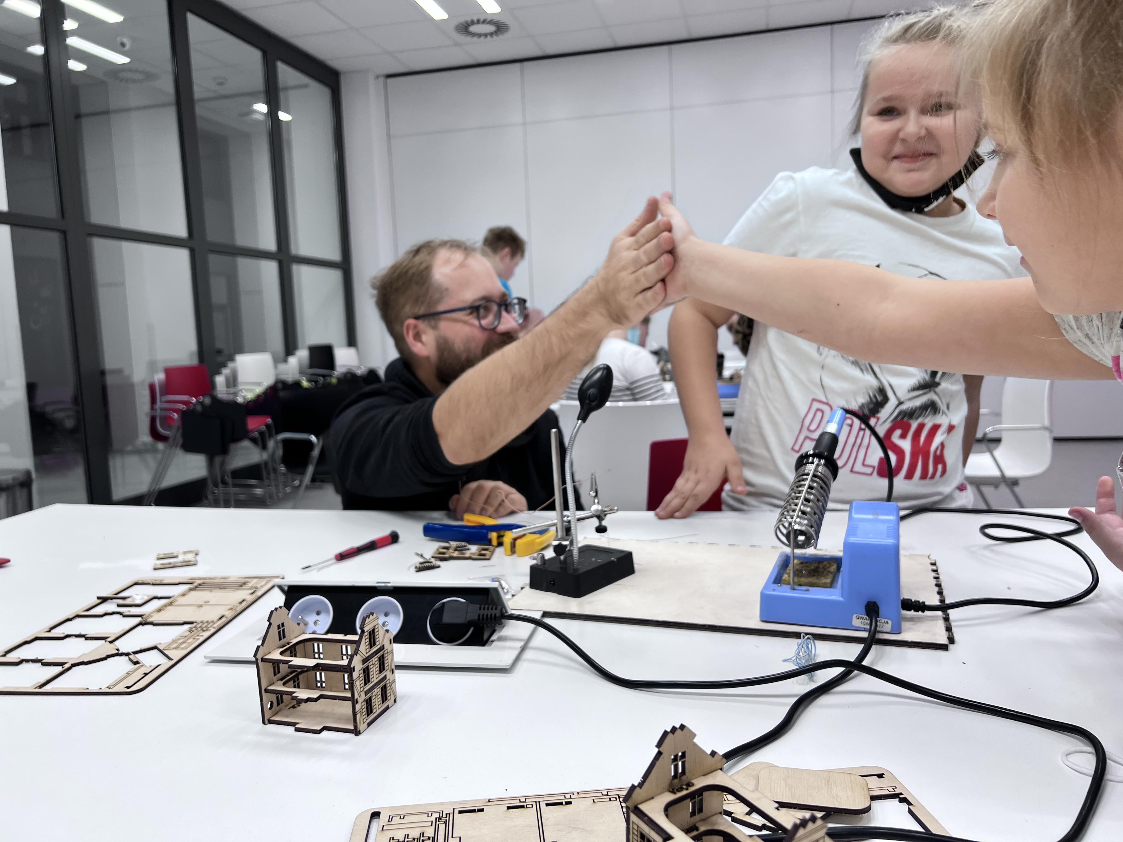 Fab Lab (Fabrication Laboratory) er smiðja með tækjum og tólum til að búa til nánast hvað sem er. 
