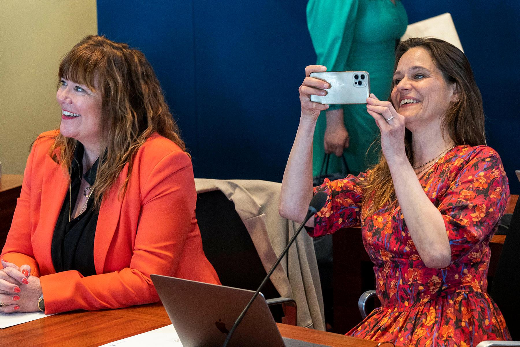 Þórdís Lóa Þórhallsdóttir og Líf Magneudóttir á fyrsta fundi borgarstjórnar.