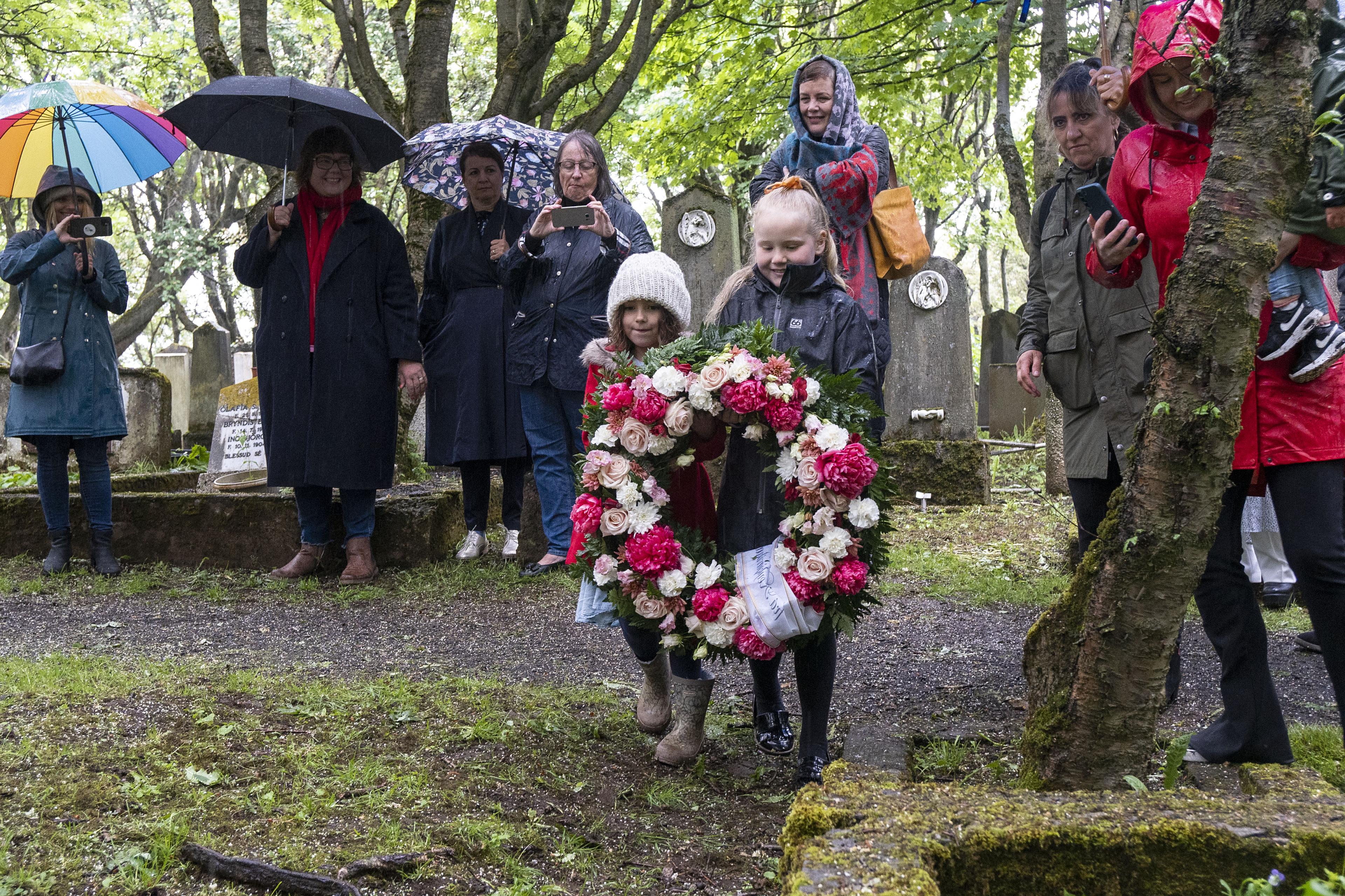 Aría Björk Daníelsdóttir og Ronja Sif Matthíasdóttir héldu á kransinum.