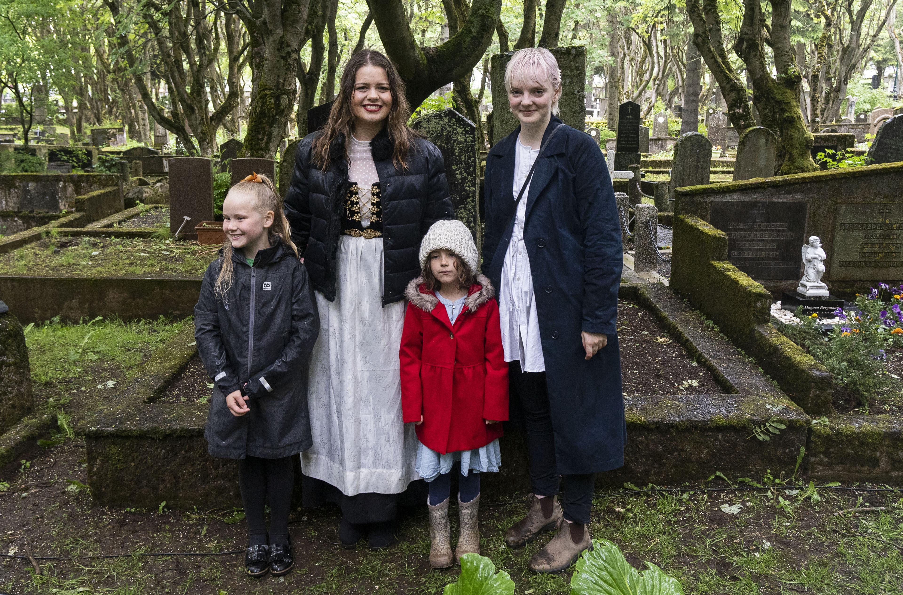Falleg stund í garðinum. Ronja Sif Matthíasdóttir, Magnea Gná Jóhannsdóttir, varaforseti borgarstjórnar, Aría Björk Daníelsdóttir og Una Torfadóttir, tónlistarkona