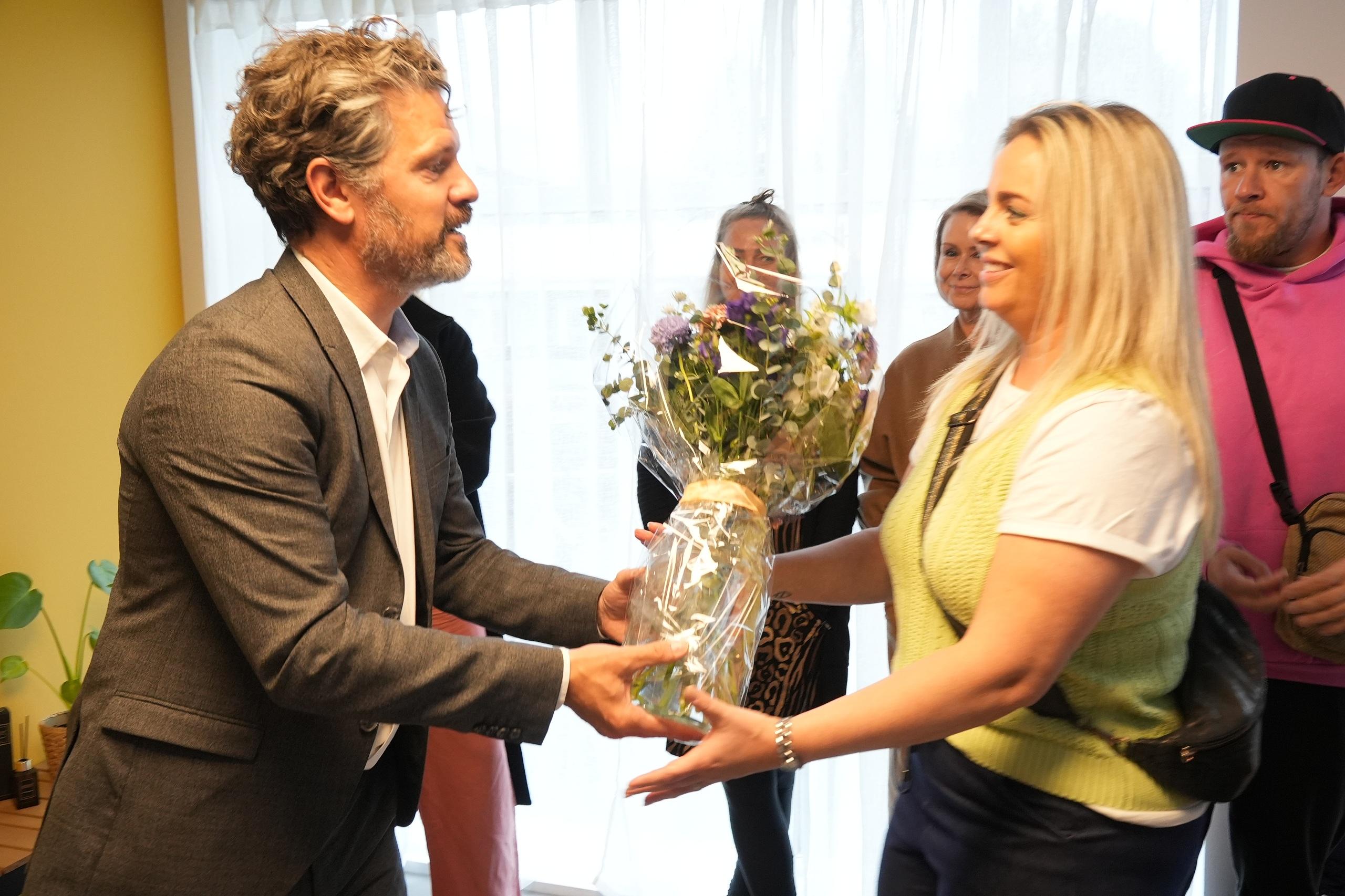 Dagur B. Eggertsson borgarstjóri afhendir Guðrúnu Þorgerði Ágústsdóttur forstöðukonu blómvönd í tilefni opnunar áfangaheimilisins. 