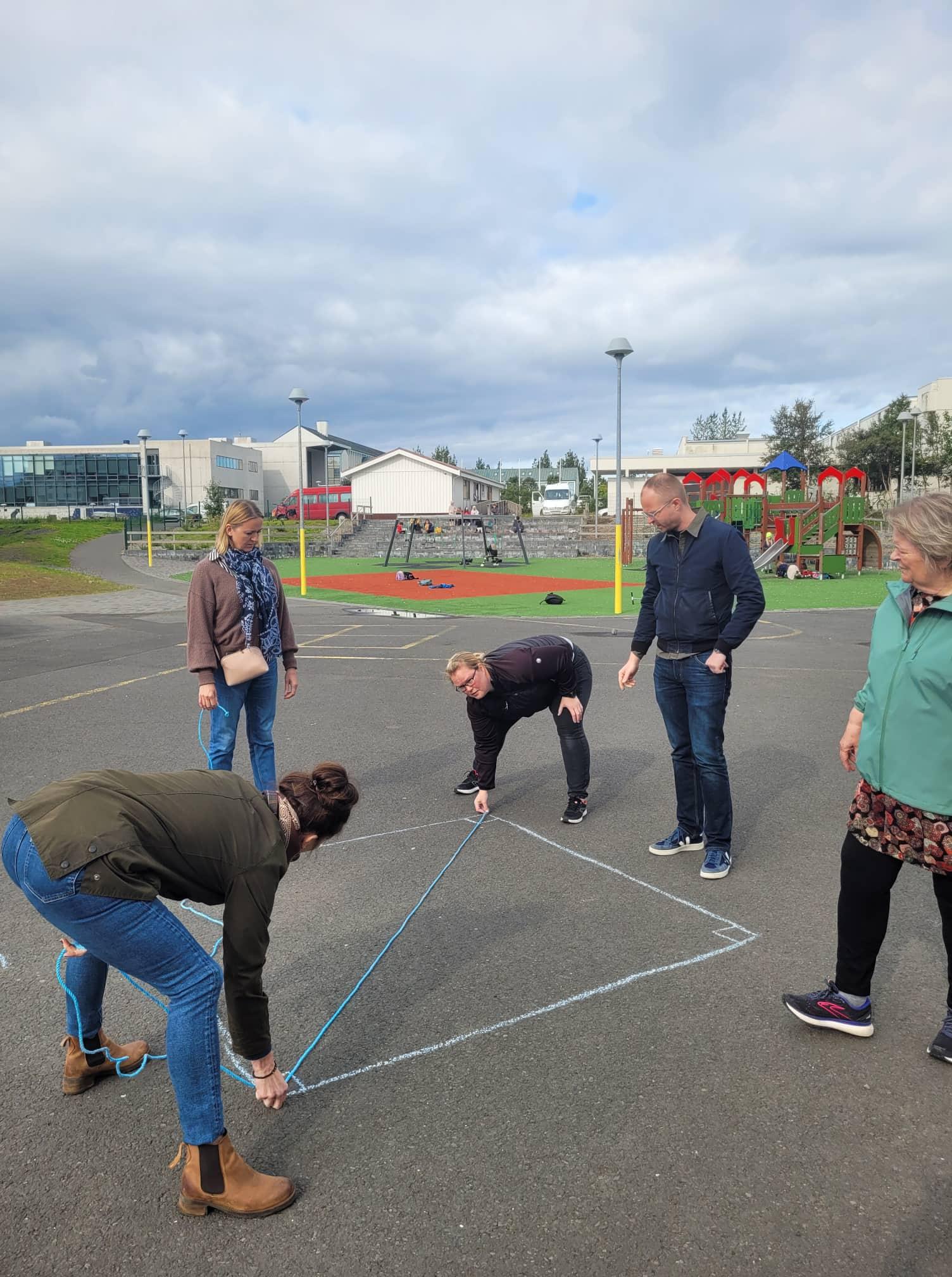 Kennarar kríta á stétt í sumarsmiðju skóla- og frístundasviðs