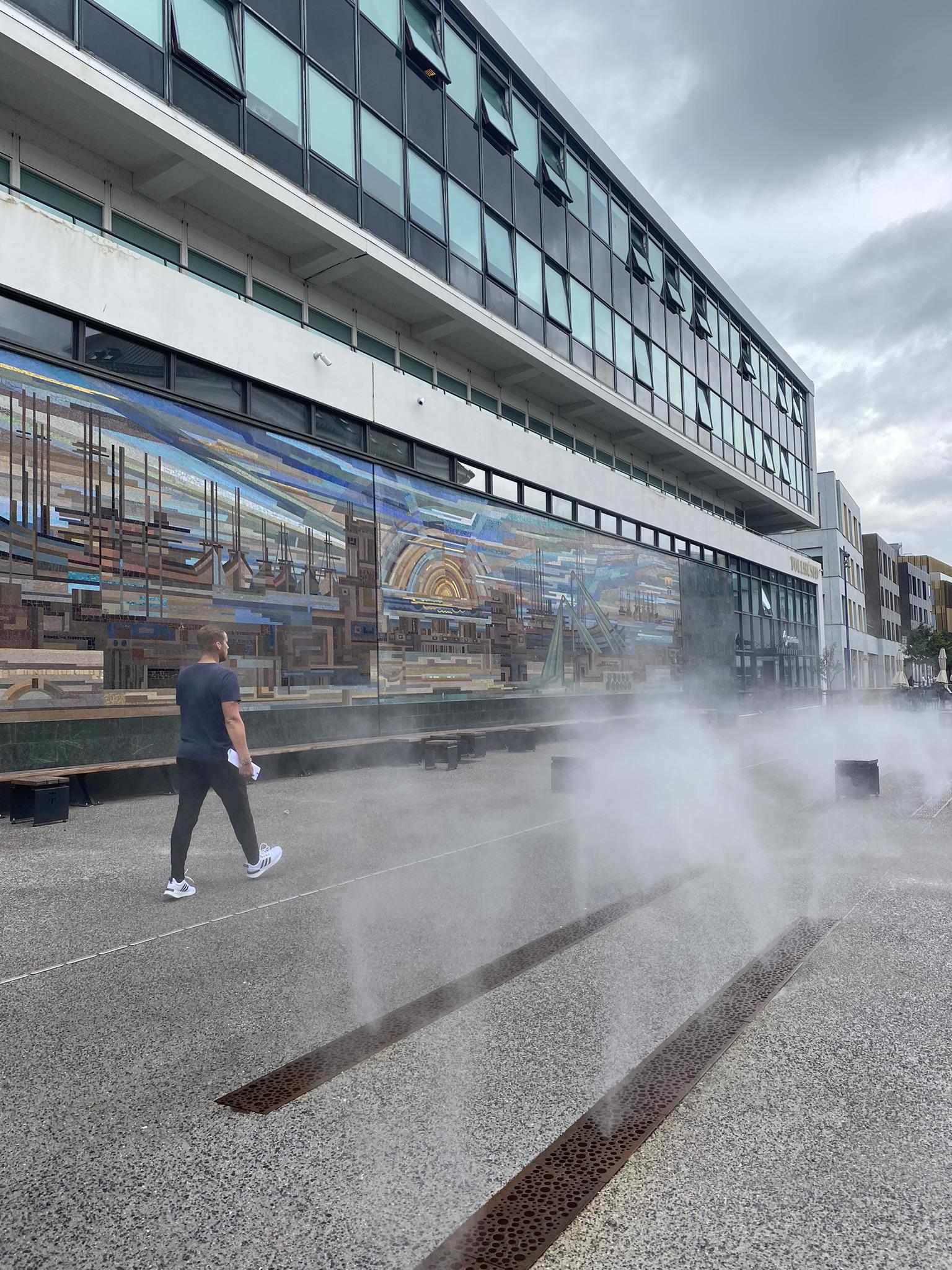 Þokuskúlptúr við Tryggvagötu.