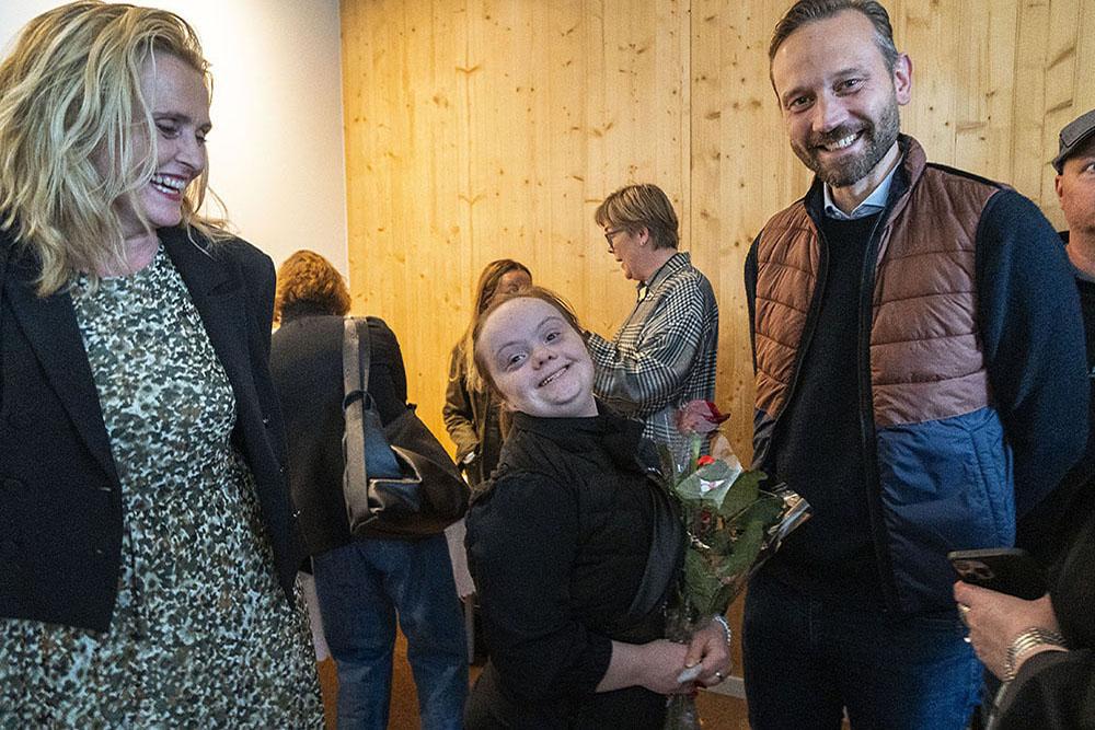 Heiða Björg Hilmisdóttir, formaður velferðarráðs og Einar Þorsteinsson, formaður borgarráðs, ásamt Glódísi Erlu sem fékk lykla að nýrri íbúð í gær.
