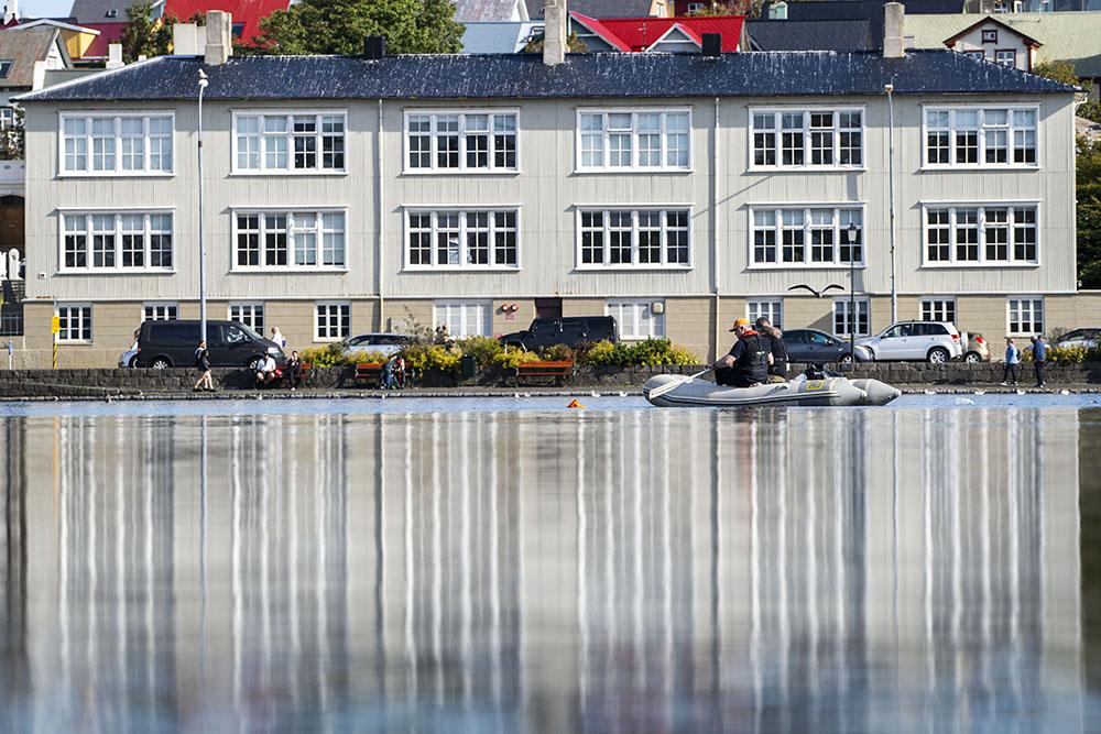 Unnið við sýnatöku í Reykjavíkurtjörn.
