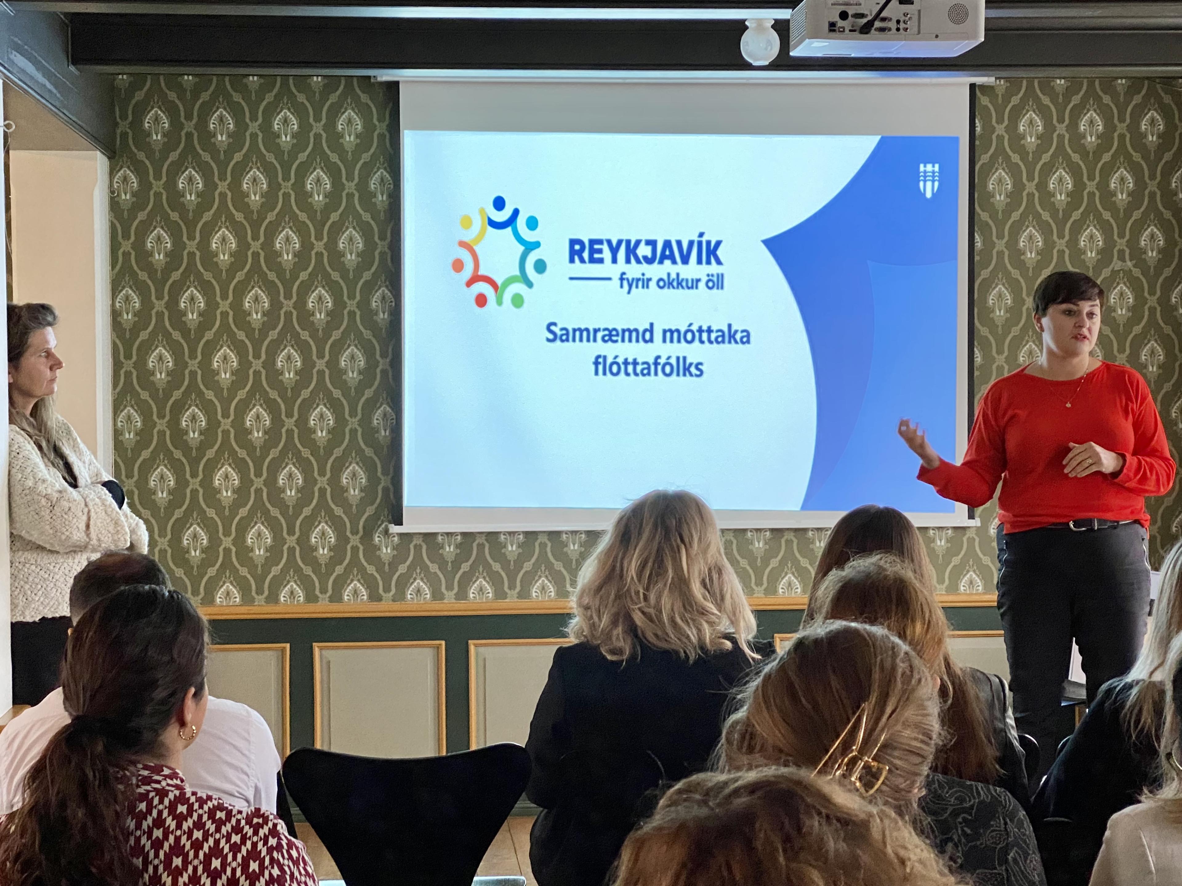 Magnea Marinósdóttir og Jasmina Vajzovic Crnac hjá Alþjóðateymi Reykjavíkurborgar. 