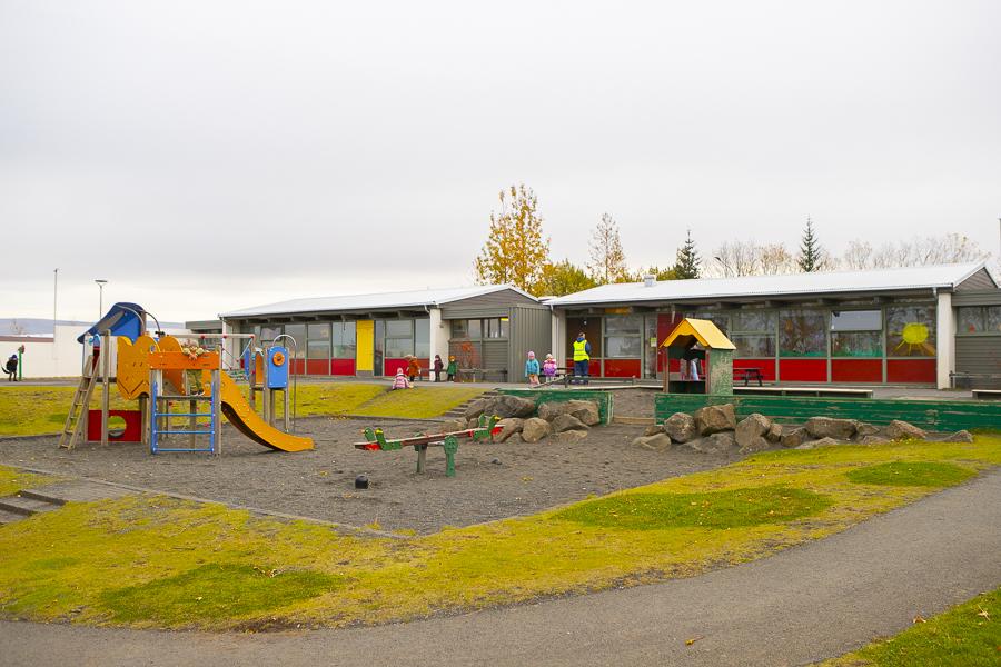 Leiksvæði leikskólans Borg / Arnarborg og húsið í baksýn