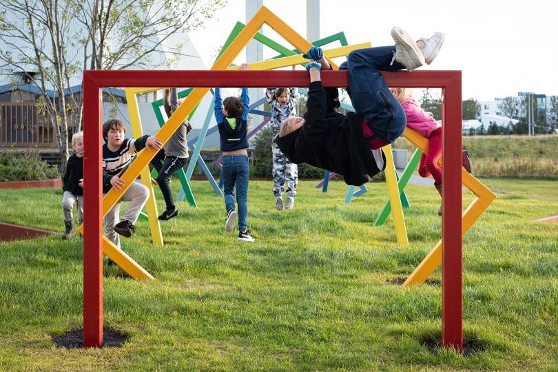 Börn að leik í listaverki í Mjóddinni.