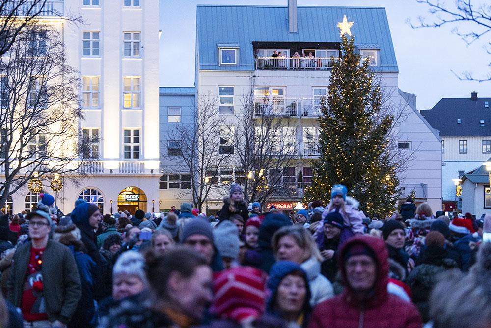 Fólk við Oslóartréð á Austuvelli þegar tendrað hafði verið á trénu.
