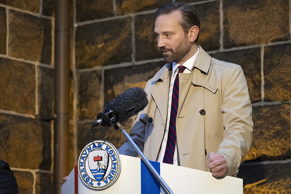 Einar Þorsteinsson, formaður borgarráðs, afhenti formlega Þórshafnarbúum jólatréð frá Reykvíkingum.