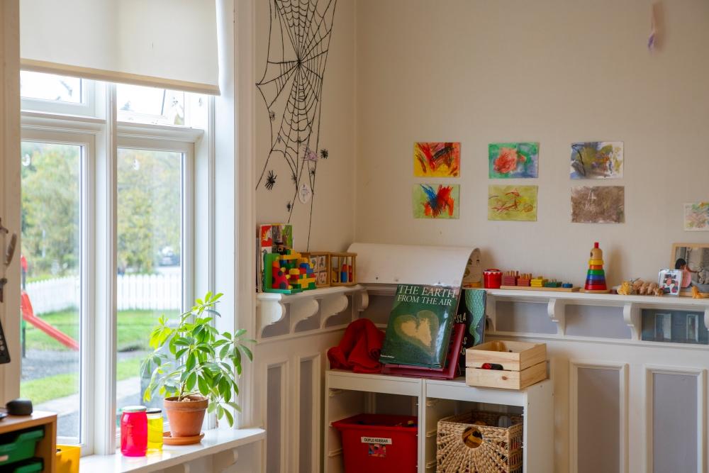 Pictures on the wall, toys and a potted plant at Tjörn preschool 