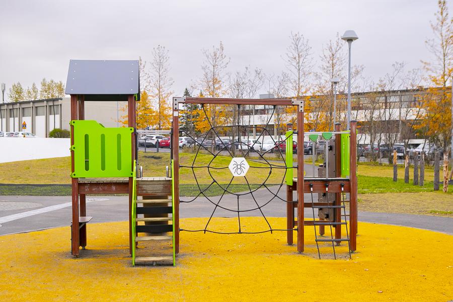Kastali með rennibraut á lóð Bakkaborgar.