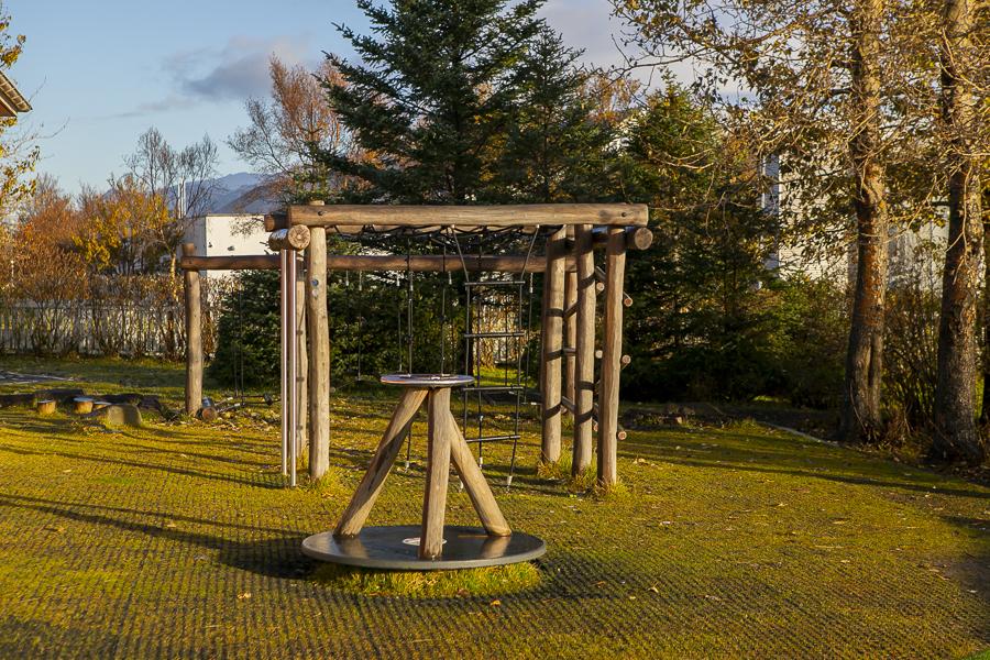 Leiktæki á lóð Engjaborgar.