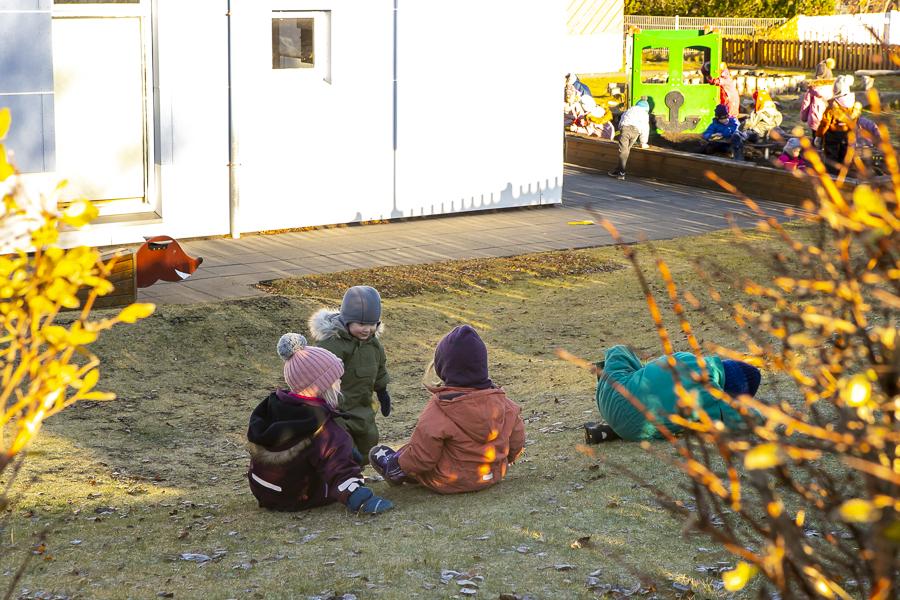 Börn á lóð Heiðarborgar.