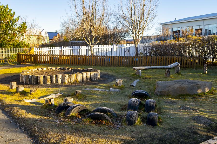 Leiktæki á lóð Heiðarborgar.