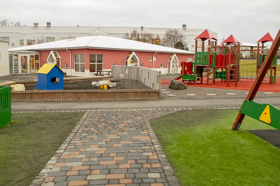 Leiktæki á lóð Klettaborgar.