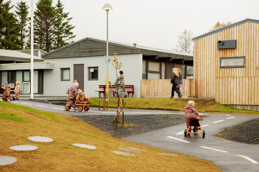 Children riding bikes on the grounds of Kvistaborg.