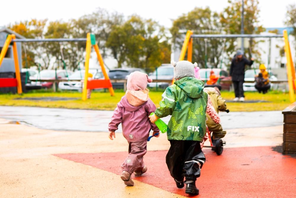 Börn og leiktæki á lóð Laugasólar.