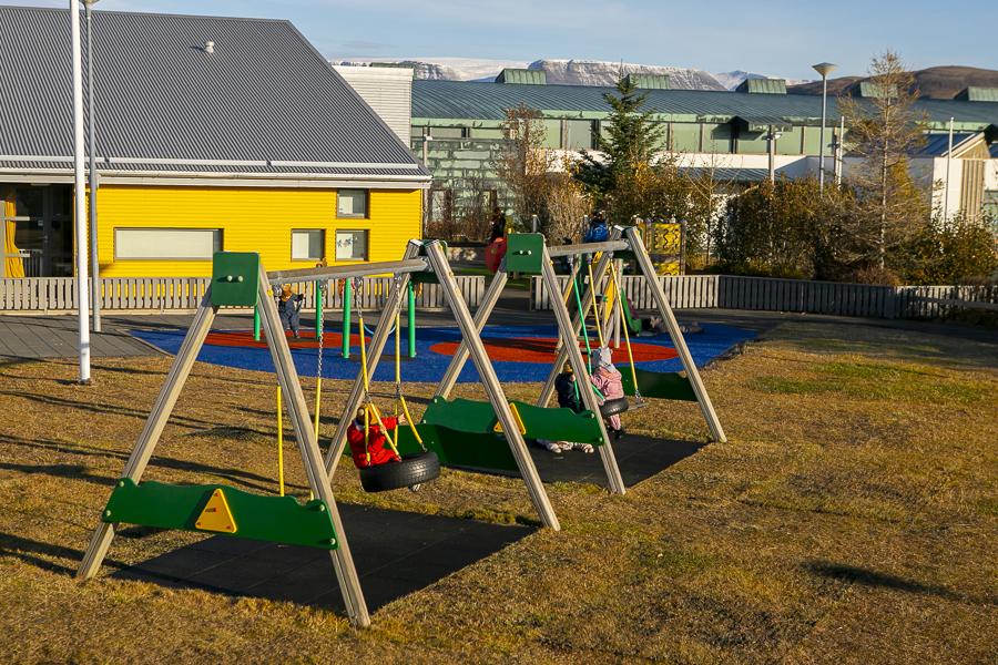 Börn og leiktæki á lóð Maríuborgar.
