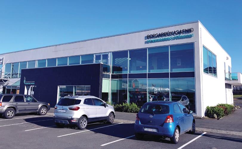 Framhlið Borgarbókasafnsins Spönginni.