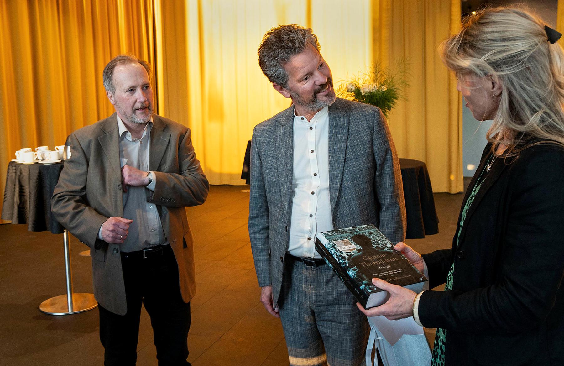 Gunnlaugur Briem og Dagur B. Eggertsson ásamt Þórunni Bjarney Garðarsdóttur, sem tekur við ævisögu Gunnars Thoroddsen fyrir hönd Múlabæjar.