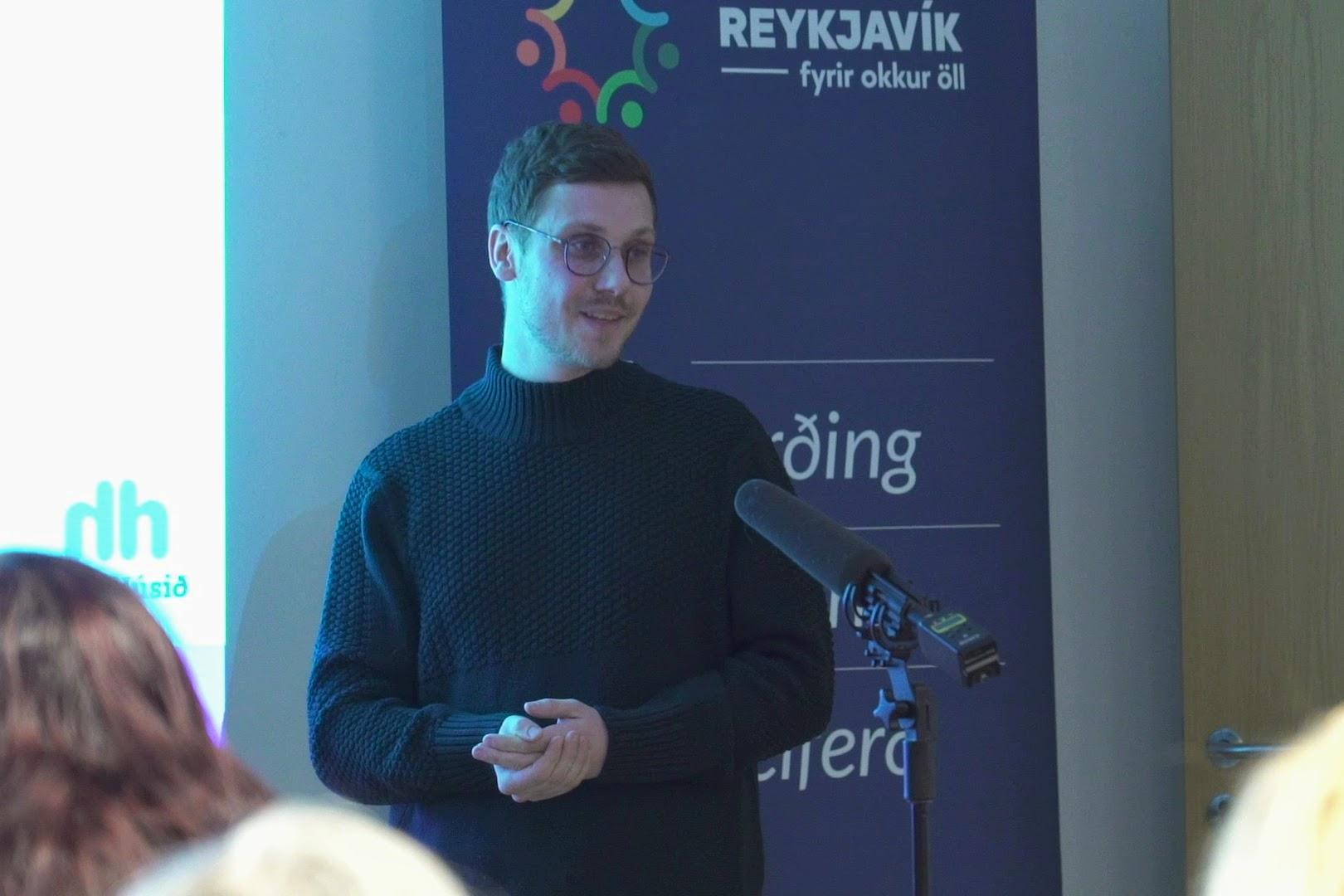 Breki Bjarnason starfar í Hinu húsinu og sagði frá starfsemi þess