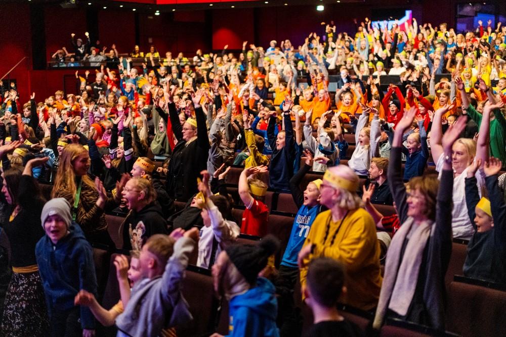 Glaðir krakkar í Hörpu á setningu Barnamenningarhátíðar 2023