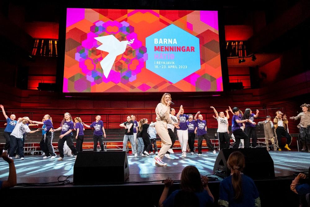 Vigdís Hafliðadóttir tónlistarkona og listamaður syngur lag Barnamenningarhátíðar 2023
