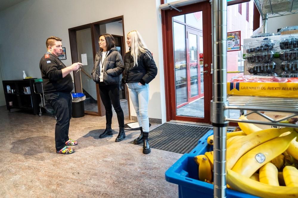 Sara og samstarfskona hennar ræða við starfsmann Hjálpræðishersins.