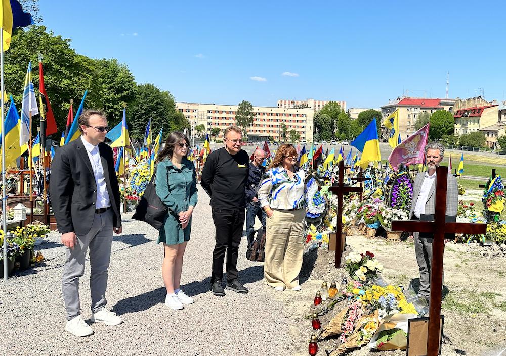 Blóm lögð að leiði hermanns í Lviv