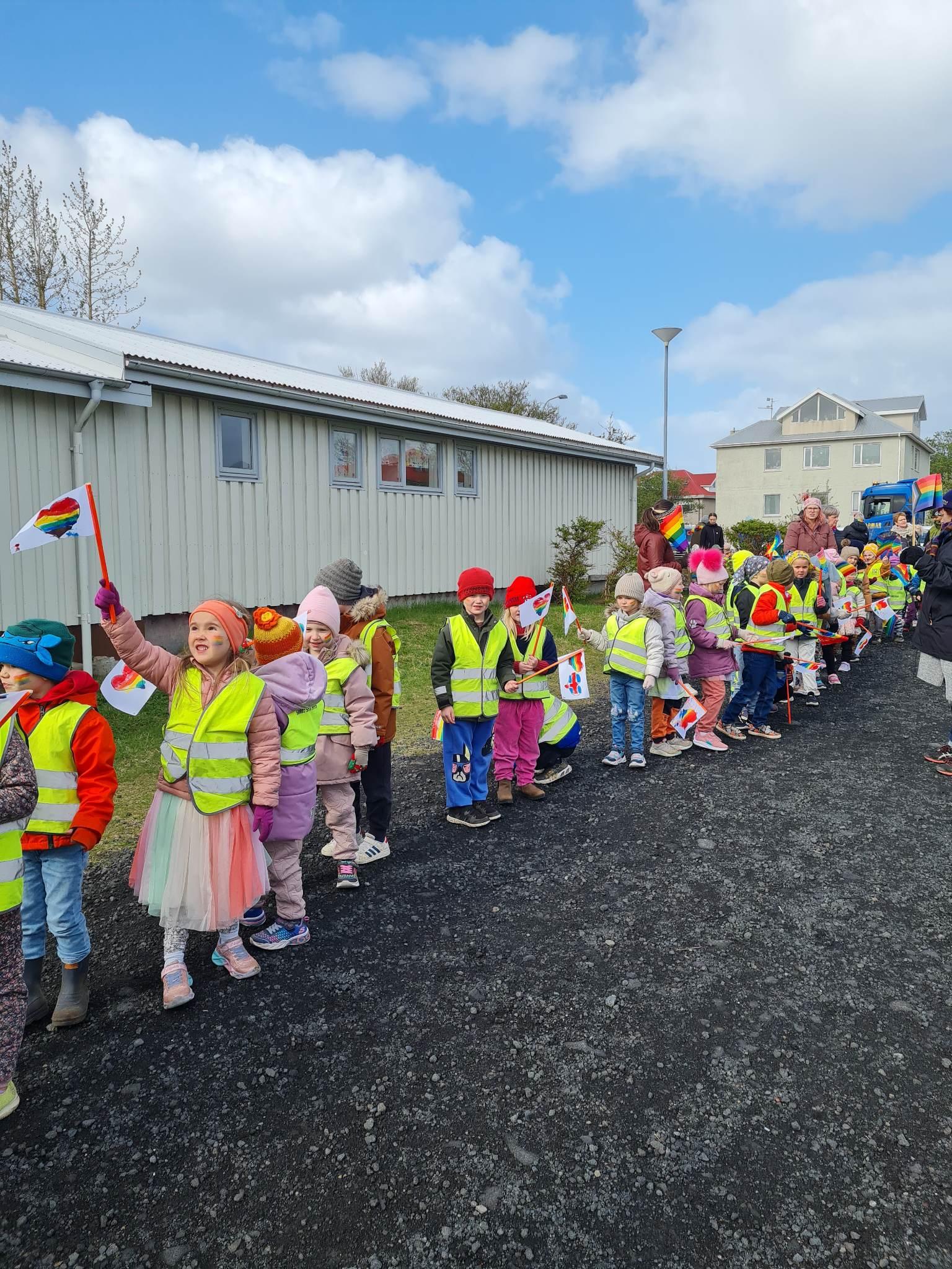 Gleðiganga barna í leikskólanum Hofi, Laugasól og 1. og 2. bekk Laugarnesskóla