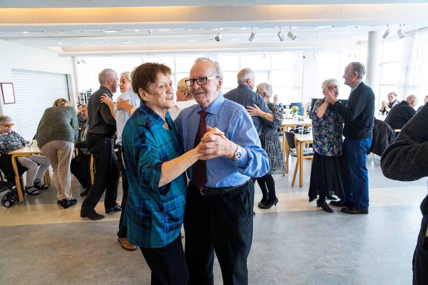 Par dansar við undirleik Vitatorgsbandsins.