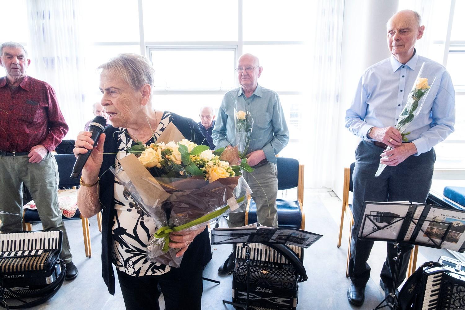 Guðrún Guðjónsdóttir tekur við blómvendi.