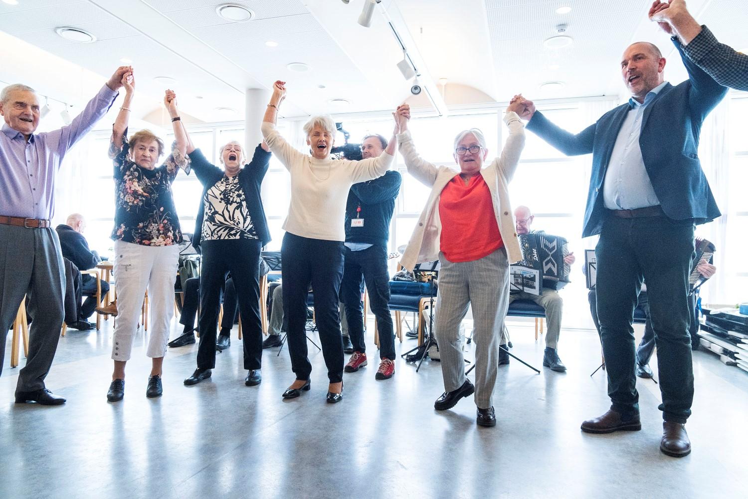 Fólkið dansar á ballinu á Vitatorgi. 