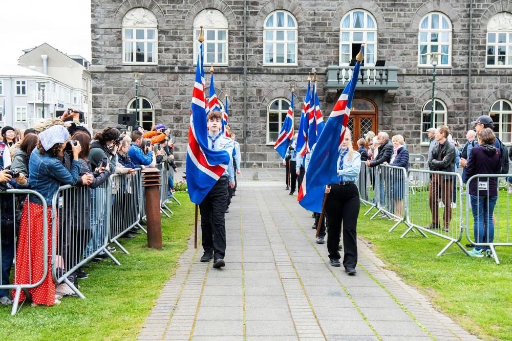 Skátarnir ganga í fylkingu inn á Austurvöll