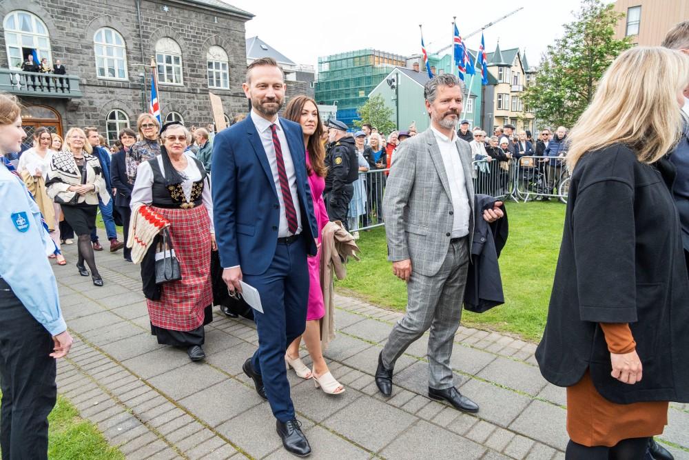 Gestir ganga inn á Austurvöll. Dagur B. Eggertsson, borgarstjóri, Einar Þorsteinsson, formaður borgarráðs og Milla Óska Magnúsdóttir eiginkona hans.