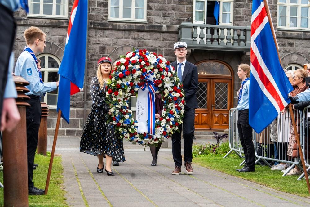 Kransaberar, nýstúdentarnir Tara Rún Jórunn Júlíusdóttir, nýsveinn í framreiðslu frá Menntaskólanum í Kópavogi og Tómas Böðvarsson, nýstúdent frá Menntaskólanum í Hamrahlíð
