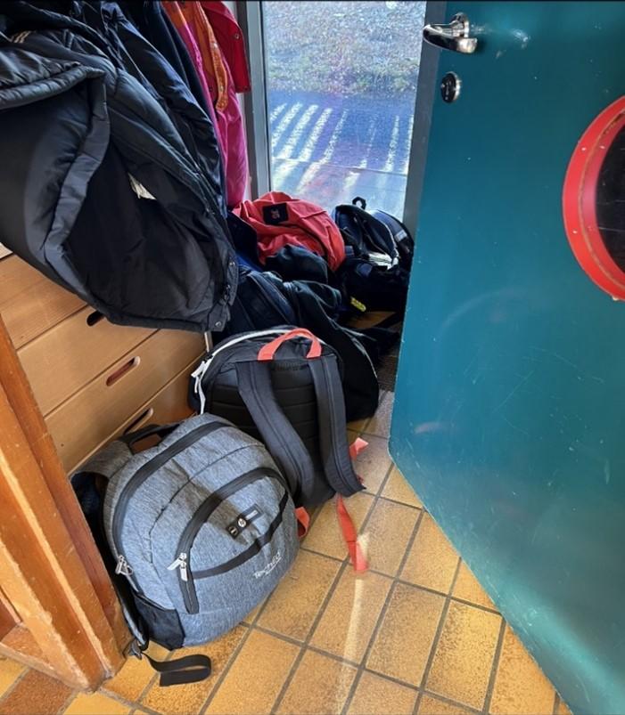 Úlpur, töskur og skór í anddyri leikskólans Hólaborgar