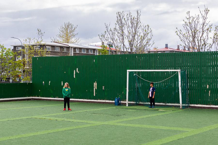 Tvö börn á fótboltavelli við Draumaland frístundaheimili.