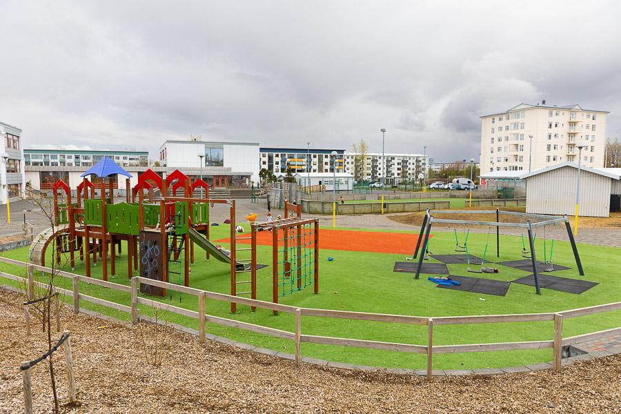 Leiksvæði með rólum, klifurgrindum og fleiru við frístundaheimilið Halastjörnuna.