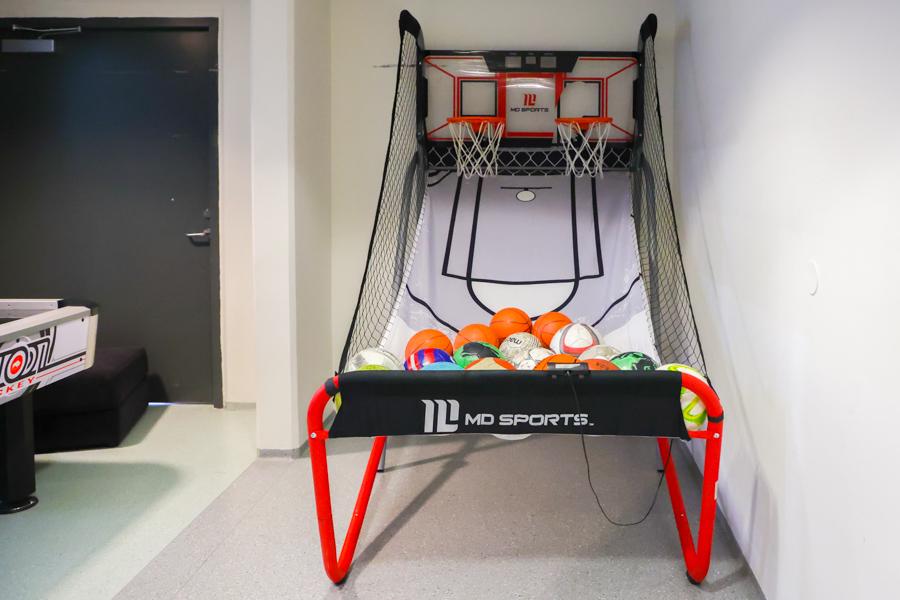 Lítil innikörfuboltagrind með tveimur körfum og mörgum boltum. 