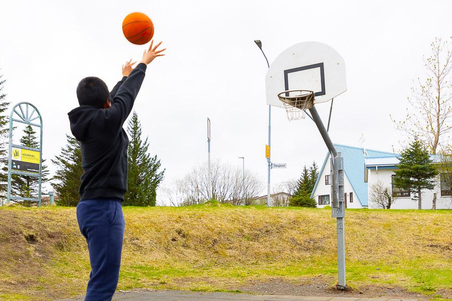 Ungmenni að spila körfubolta. 