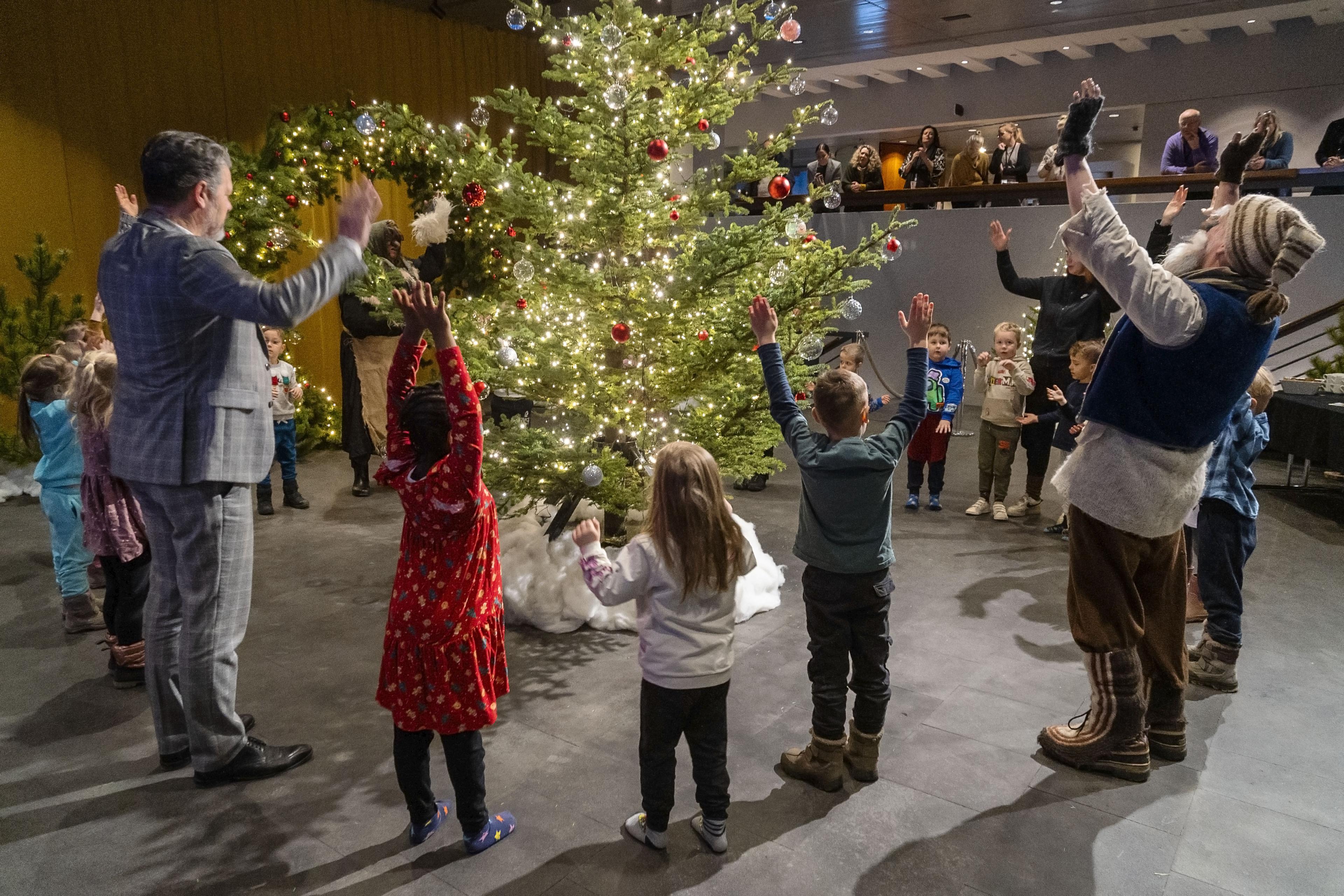 Sungið og dansað í kringum jólatréð í jólaskóginum