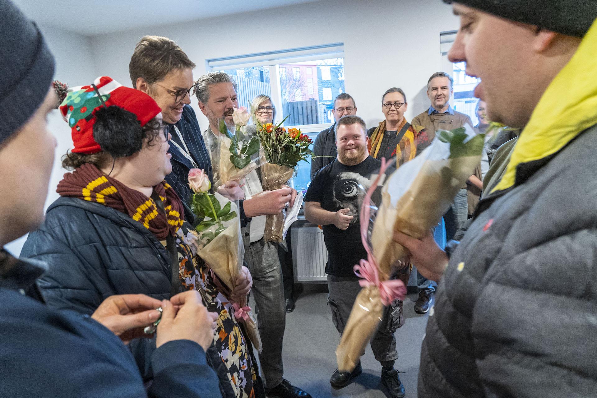 Gestir við athöfn í góðu skapi