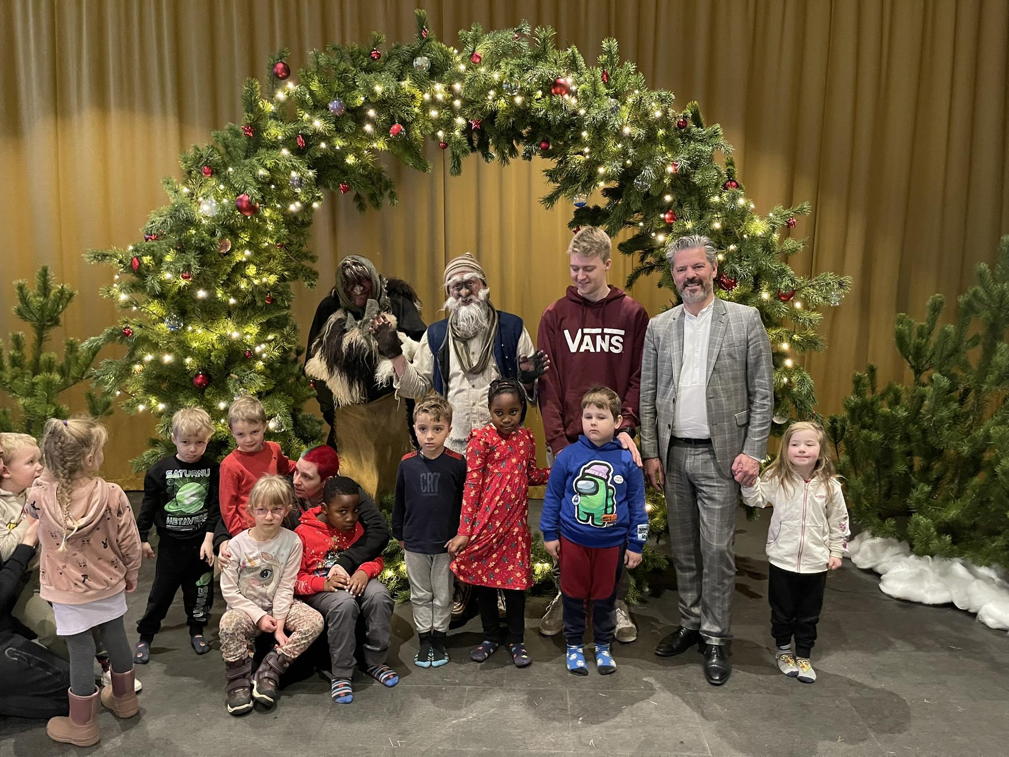 Börnin í Ártúnsskóla stilltu sér upp með Grýlu og Leppalúða í jólaskóginum