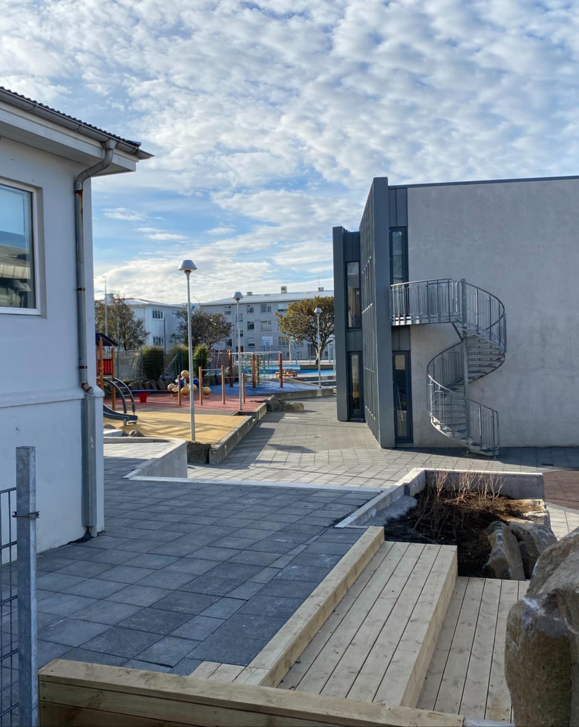 Stétt, hus og leiksvæði.
