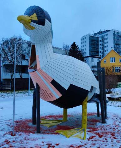 Fugl sem er leiktæki.