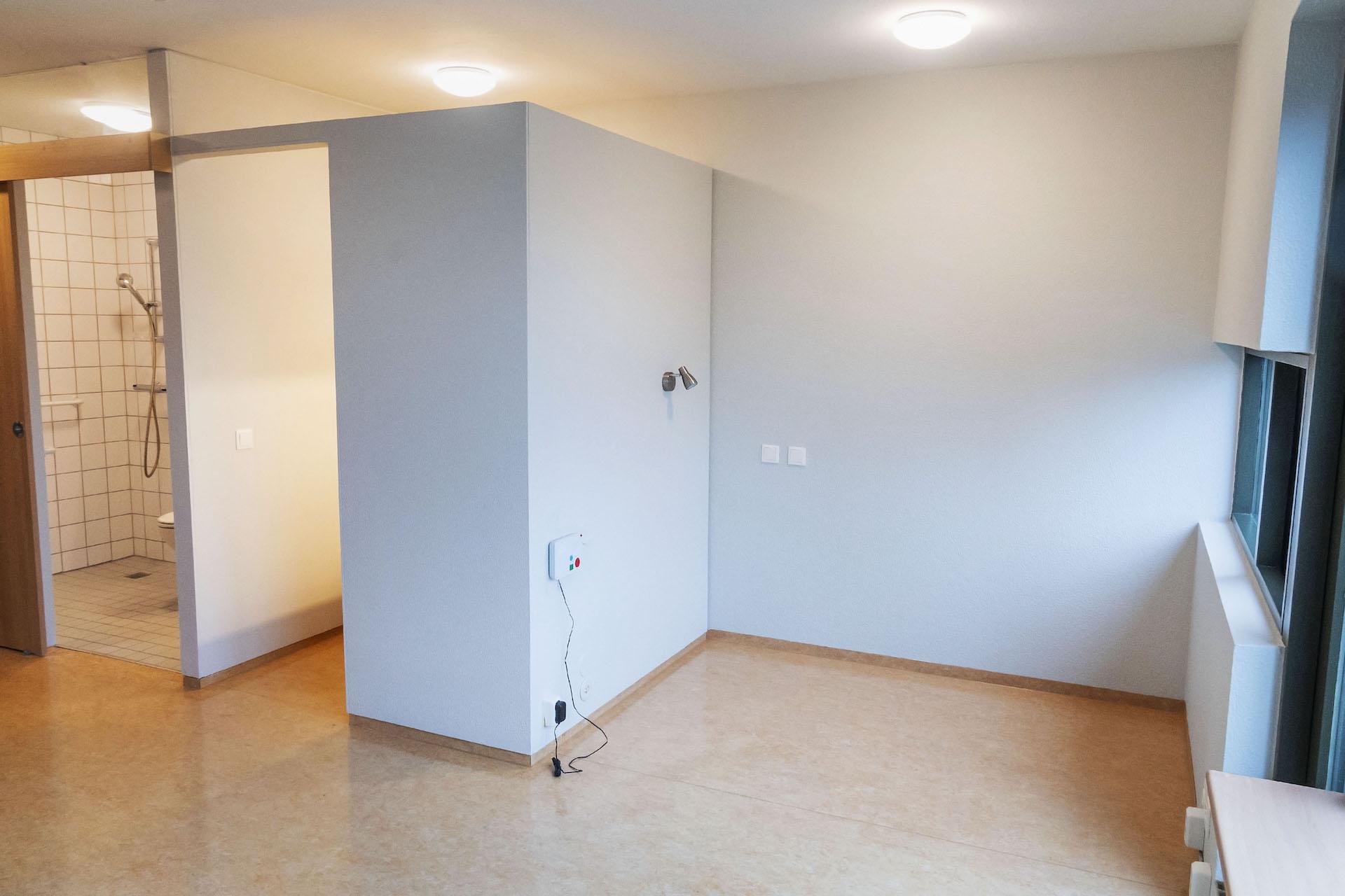 Tóm íbúð, sýnt inn í lítið herbergi